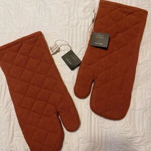 🔥HOT DEAL🔥 NWT/ Quilted Oven Mitts in Rust by Grove Collabritive